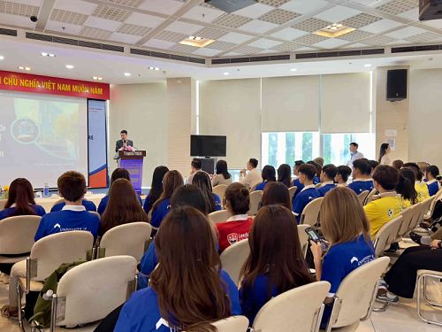 UEF international bachelor’s program students visit Thanh Nien News for practice