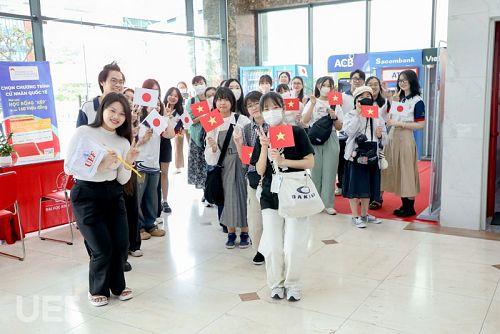 UEF welcomes Japanese girls' school delegation with exciting activities