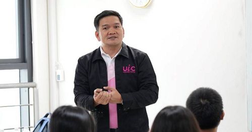 Gloucestershire Vietnam students participate in a co-teaching class with international experts