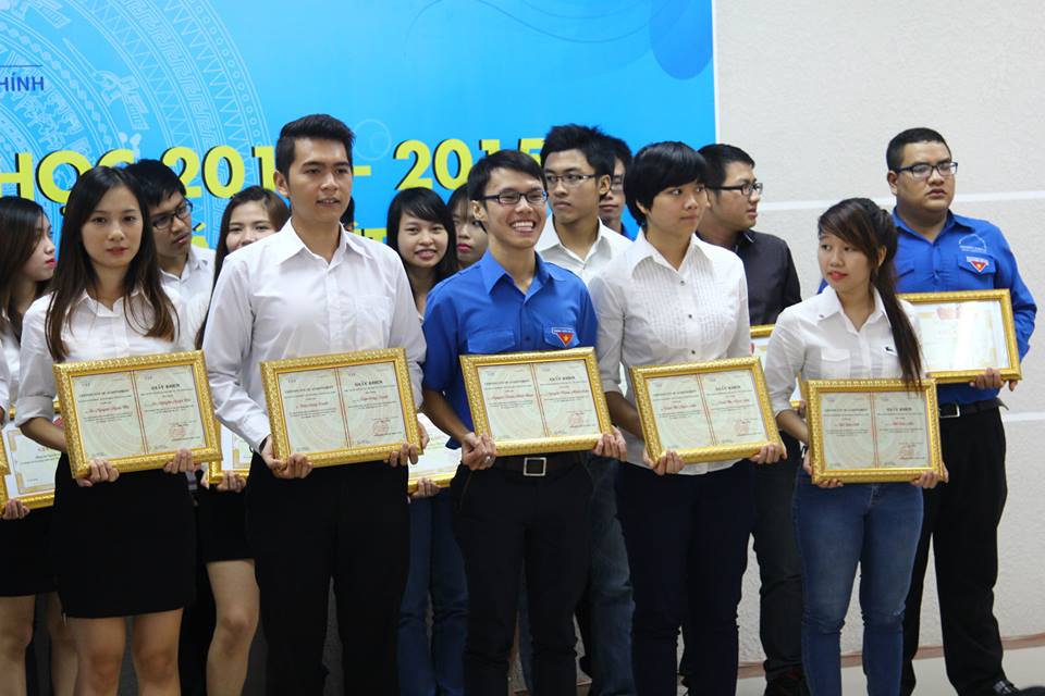 Sinh vien nhan giay khen