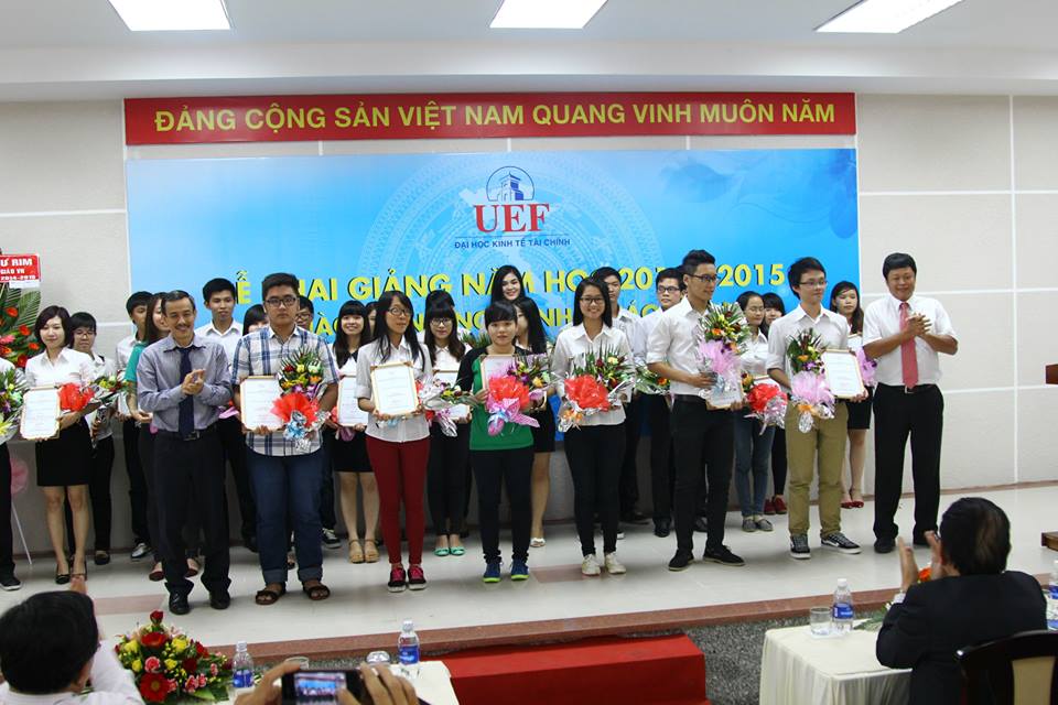 Sinh vien nhan hoc bong