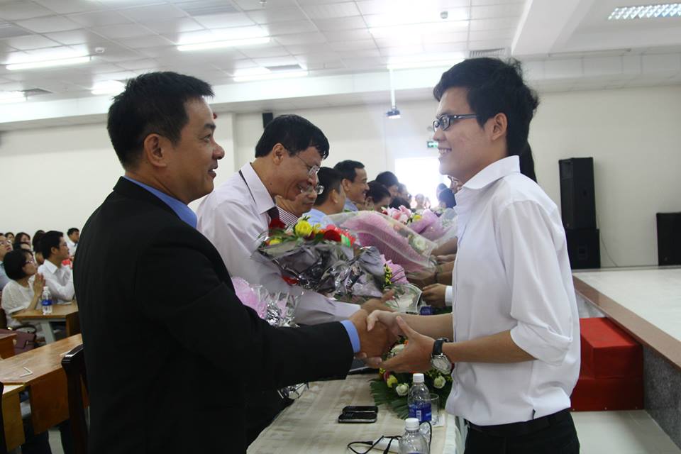 sinh vien tang hoa thay co