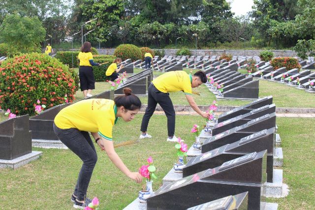 Sinh viên UEF dân hương tại Nghĩa trang Liệt sĩ Rừng Sác trong chương trình Xuân tình nguyện 2019