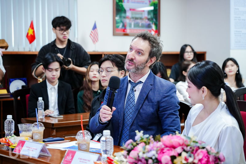 ÉN VÀNG 2024 - KHỞI TRANH VÒNG LOẠI SÔI NỔI, GẦN 100 THÍ SINH RA SỨC THỂ HIỆN KỸ NĂNG DẪN CHƯƠNG TRÌNH 102