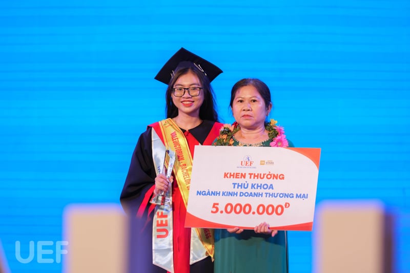 Graduation Ceremony 2024: UEF tự hào về bạn!