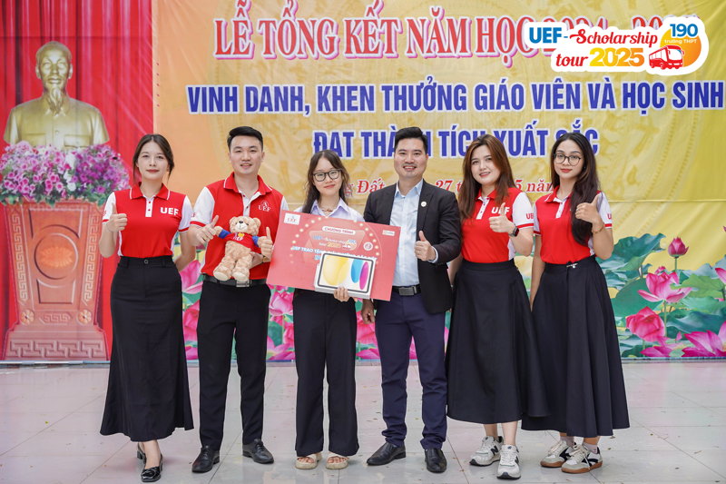 UEF đến Vũng Tàu trao iPad cho học sinh trúng thưởng minigame trong phiên livestream trên TikTok 5 traoIpad VungTau 4