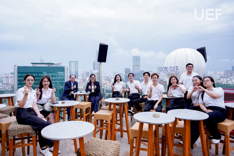 Lưu Diệc Phi được bắt gặp dùng bữa tại nhà hàng Việt Nam ở Cannes