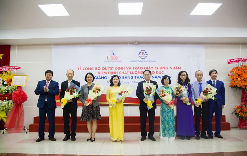 Trao chứng nhận kiệm định và bằng thạc sĩ uef 10
