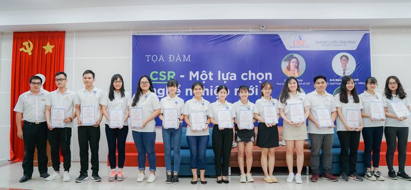 Ban tổ chức trao chứng nhận cho các cộng tác viên Service - Learning 7