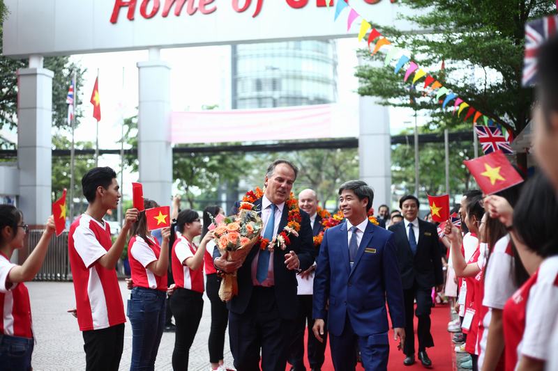 quốc vụ khanh anh quốc đến thăm UEF