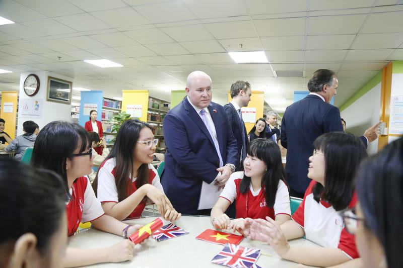 đón quốc vụ khanh Anh 3