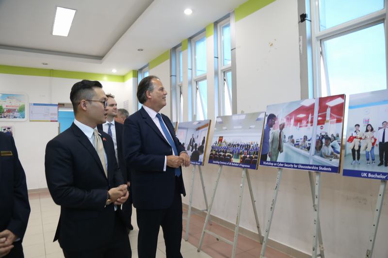 đón quốc vụ khanh Anh 1