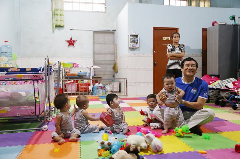 thăm trẻ mồ côi