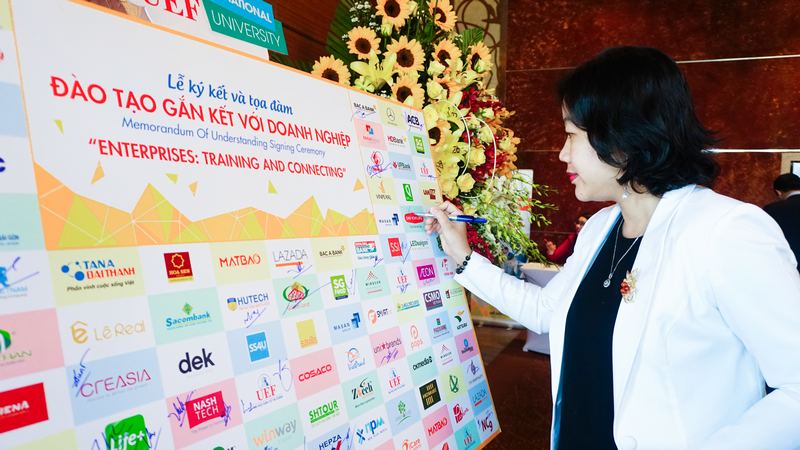 Ký kết doanh nghiệp 2018 23