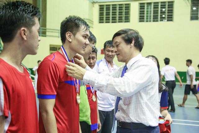 giải bóng đá 10 năm 8