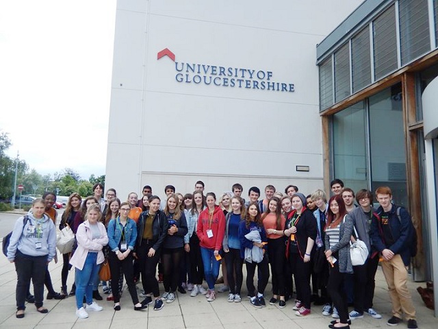 Cử nhân Đại học Gloucestershire (Anh Quốc) 1