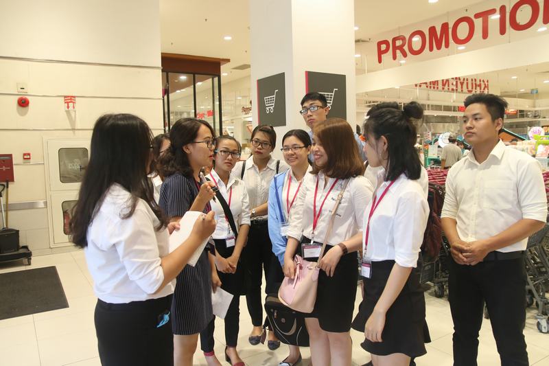 Sinh viên UEF tham quan doanh nghiệp để chọn cơ quan thực tập