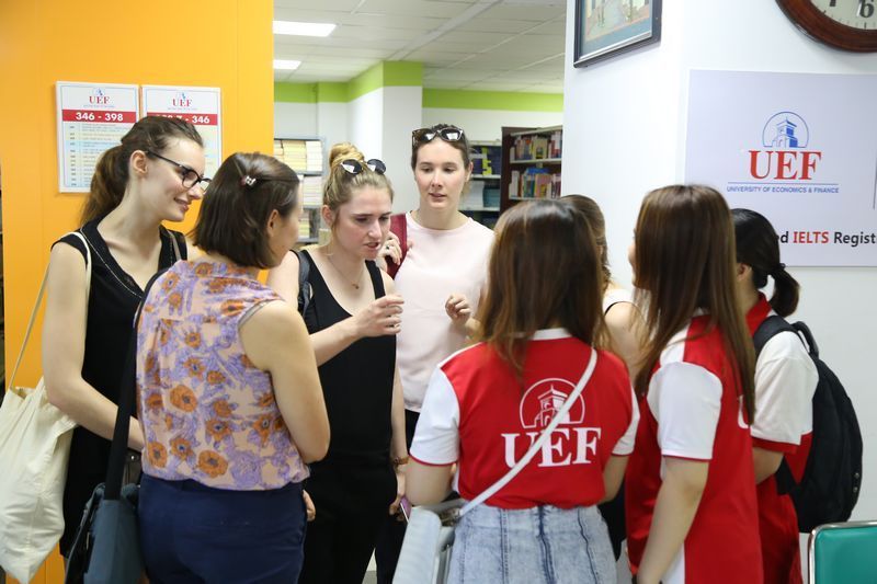 Học viên Pháp đặc biệt ấn tượng với sự tự tin, năng động của sinh viên UEF 7