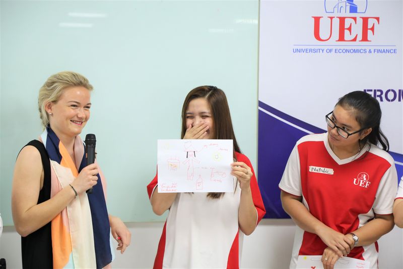 Học viên Pháp đặc biệt ấn tượng với sự tự tin, năng động của sinh viên UEF 1