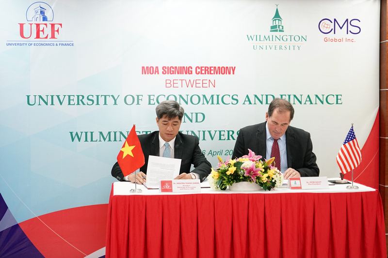 ký kết đại học Wilmington 6