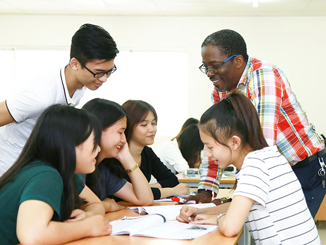 Tiếng Anh là ngôn ngữ chính trong học tập và giảng dạy tại UEF