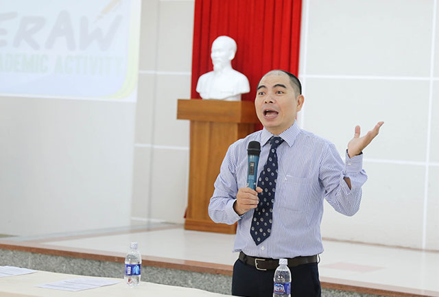 Thầy Nguyễn Quang Tiến – Trưởng khoa Ngoại ngữ chia sẻ tâm tư về việc thành lập câu lạc bộ tiếng Anh học thuật cho sinh viên UEF