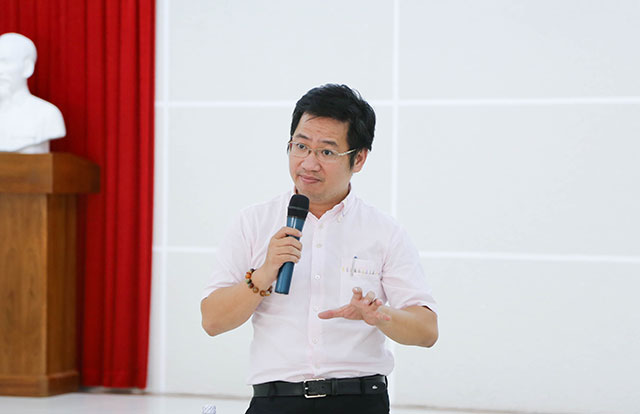 Thầy Trần Anh Dũng – Phó Hiệu trưởng Nhà trường phát biểu tại buổi lễ ra mắt Câu lạc bộ ERAW