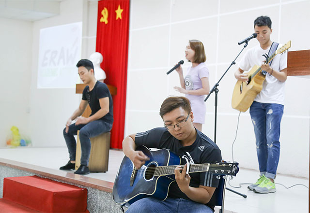 Tiết mục văn nghệ trong lễ ra mắt