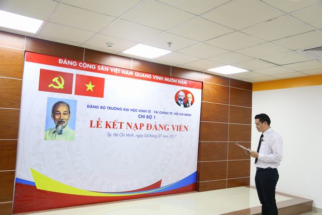 Đồng chí Hưng trang trọng đọc lời tuyên thệ tại buổi lễ