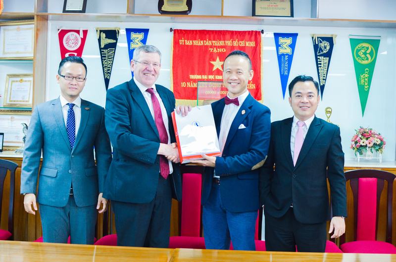 Phó hiệu trưởng ĐH Gloucestershire đến UEF 1