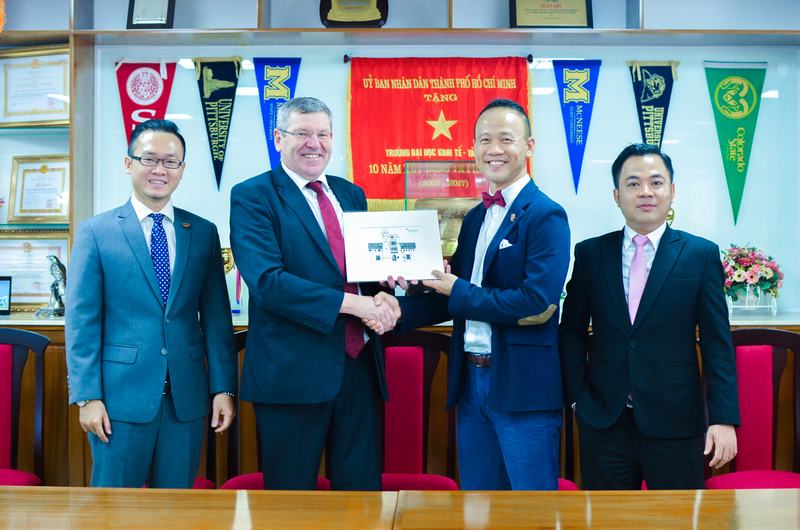 Phó hiệu trưởng ĐH Gloucestershire đến UEF 3