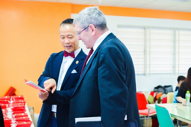 Phó hiệu trưởng ĐH Gloucestershire đến UEF 4