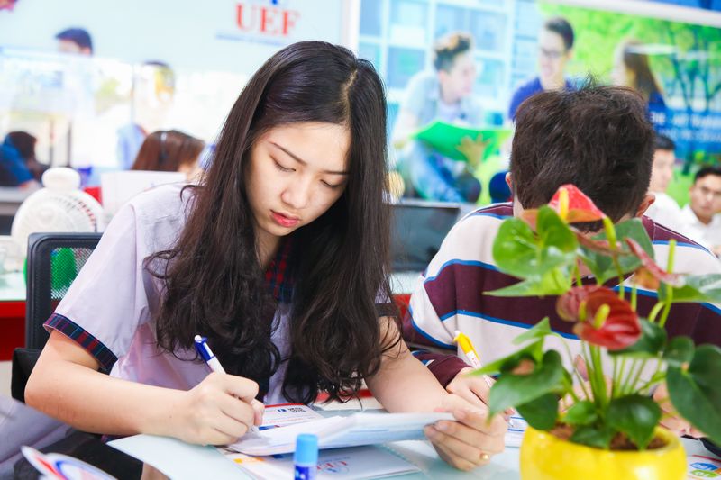 Thí sinh đến UEF