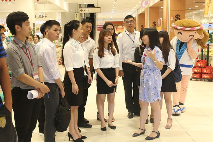 Sinh viên ngành Quản trị kinh doanh học thực tế tại hệ thống AEON
