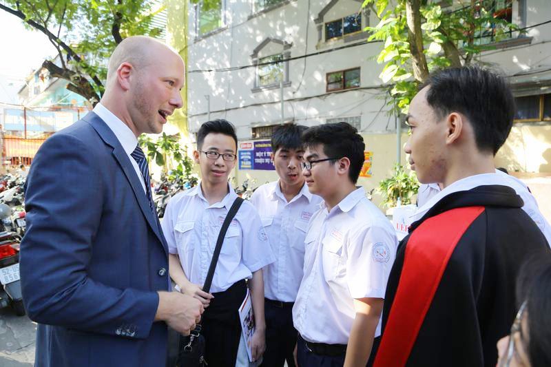 tư vấn hướng nghiệp THPT Trần Hữu Trang 1