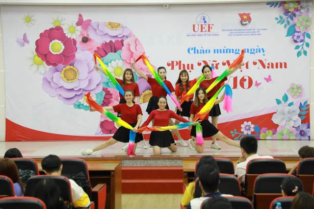 Văn nghệ chào mừng ngày 20/10