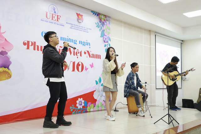 Văn nghệ chào mừng ngày 20/10