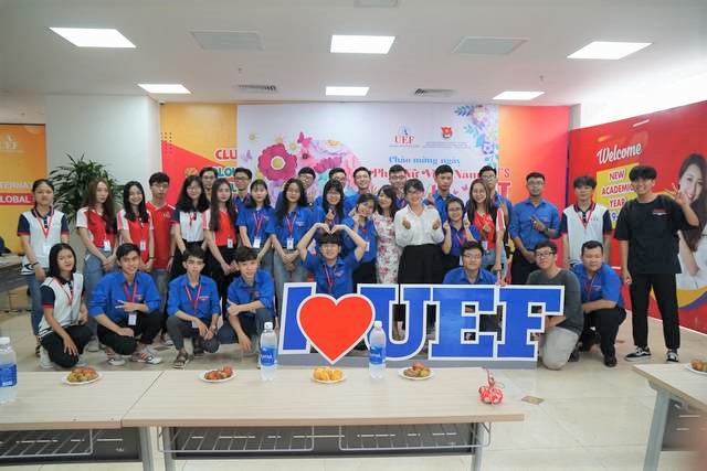 Văn nghệ chào mừng ngày 20/10