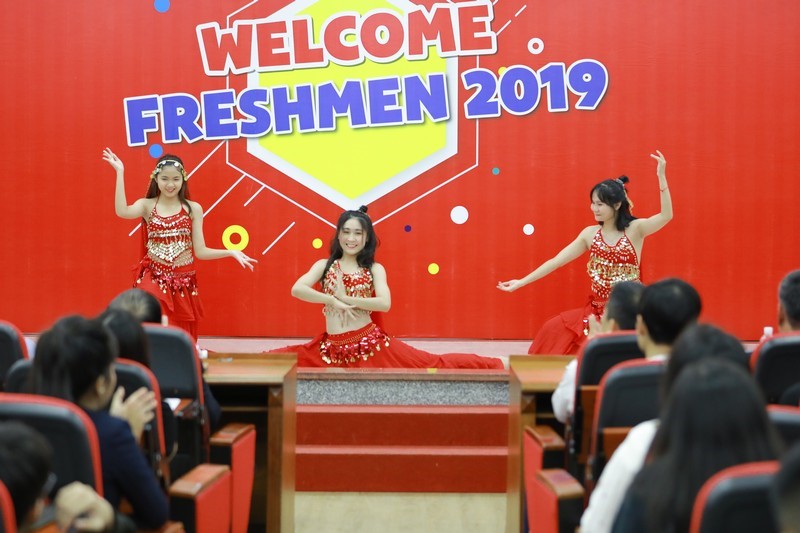 Chào đón tân sinh viên