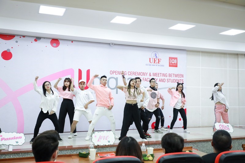 Chào đón tân sinh viên