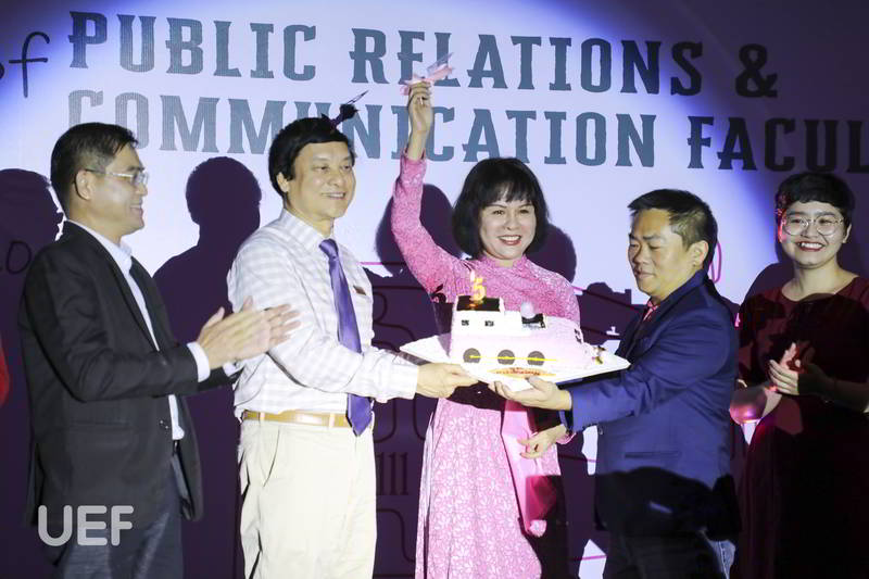 chào tân sinh viên khóa 2020