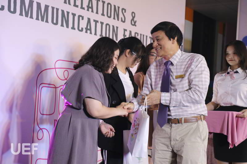 chào tân sinh viên khóa 2020