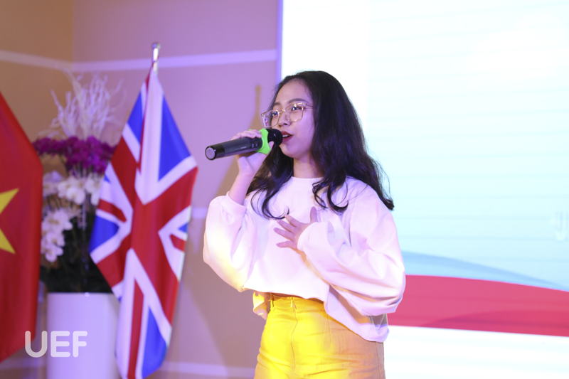 Chào tân sinh viên khoa tiếng Anh