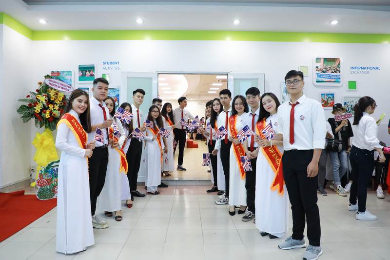 khoa Tiếng Anh chào đón tân sinh viên