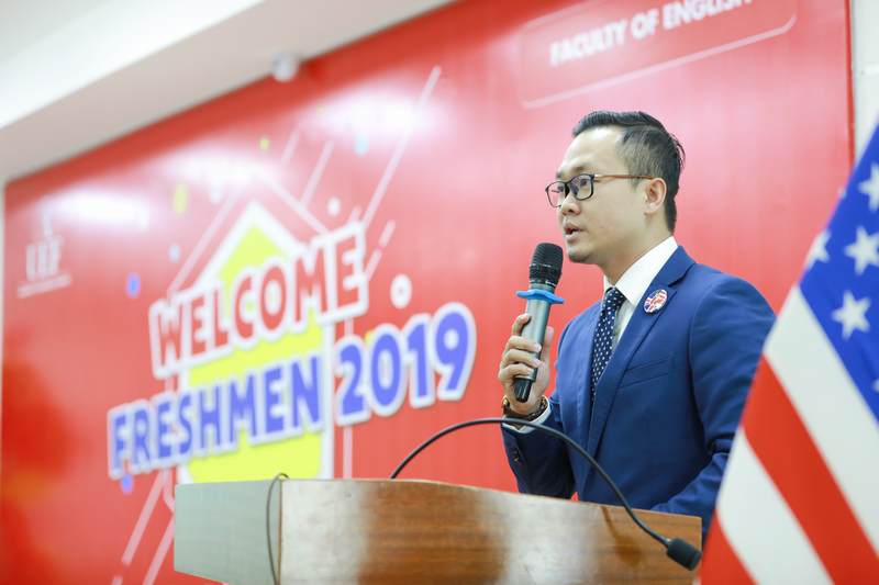 khoa Tiếng Anh chào đón tân sinh viên