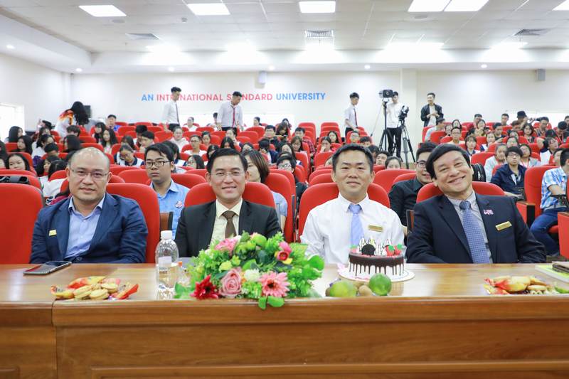 khoa Tiếng Anh chào đón tân sinh viên