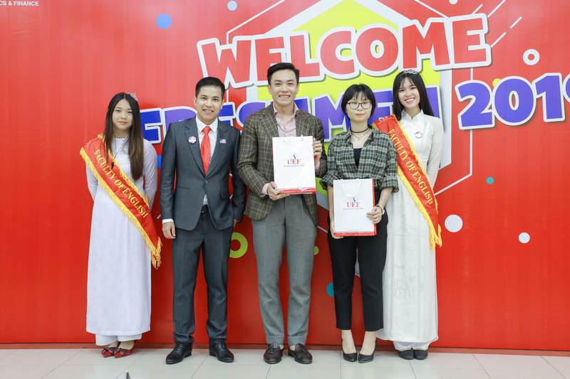 khoa Tiếng Anh chào đón tân sinh viên