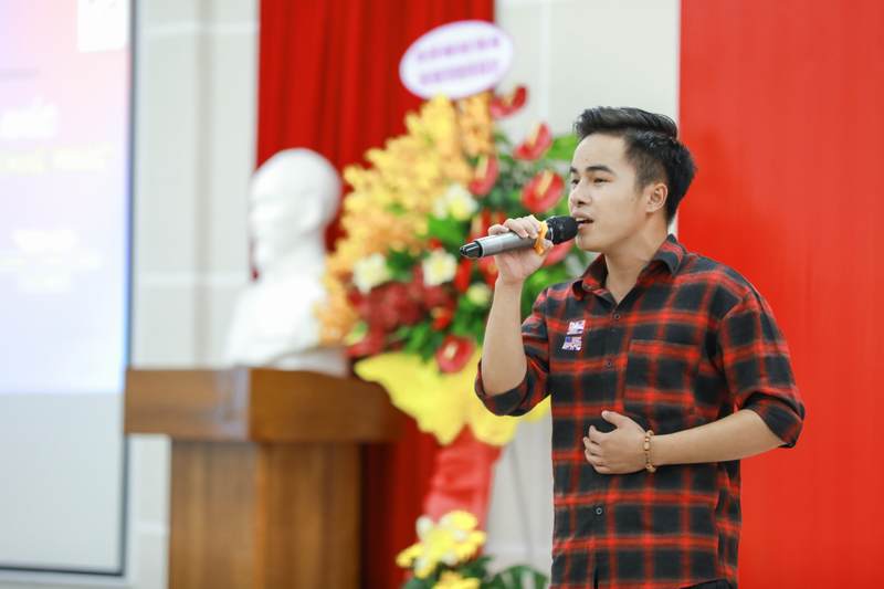 khoa Tiếng Anh chào đón tân sinh viên