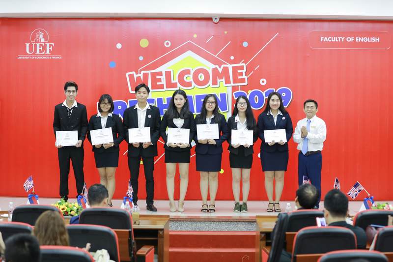 khoa Tiếng Anh chào đón tân sinh viên