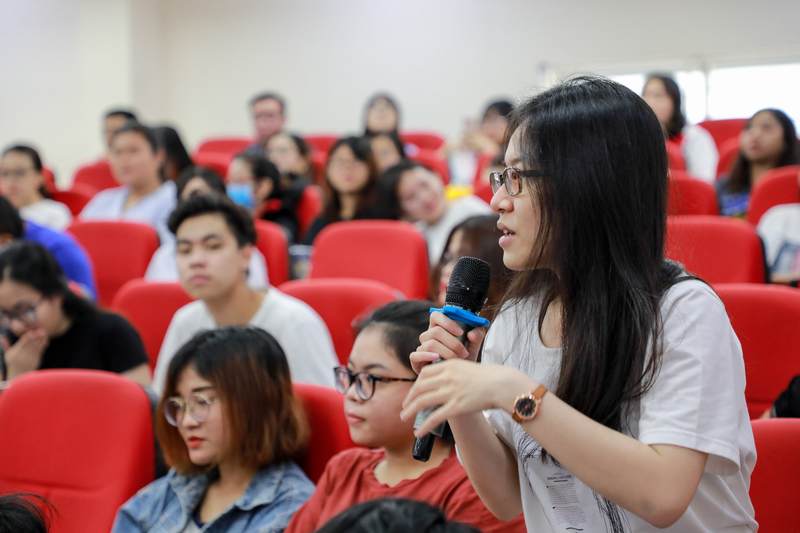 Khoa Tiếng Anh gặp gỡ sinh viên đầu năm học